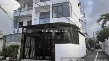 Nhà mới 3 tầng 4,9 tỷ 4 phòng 3 vệ sinh Góc 2 mặt đường ô tô cách biển 1,5km giáp khu đô thị Plong