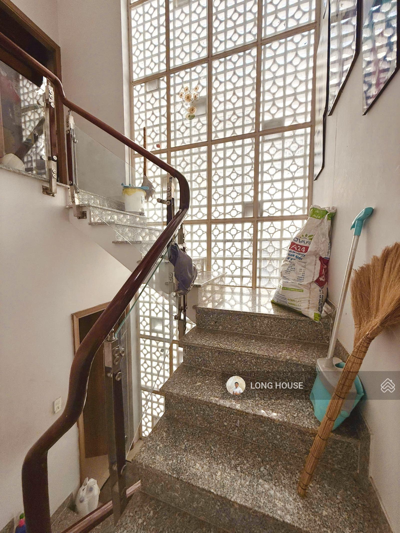 NHÀ ĐẸP 4 TẦNG, cách 1 CĂN RA HẺM OTO, NGAY MẶT TIỀN HOA ĐÀO- KHU PHAN XÍCH LONG