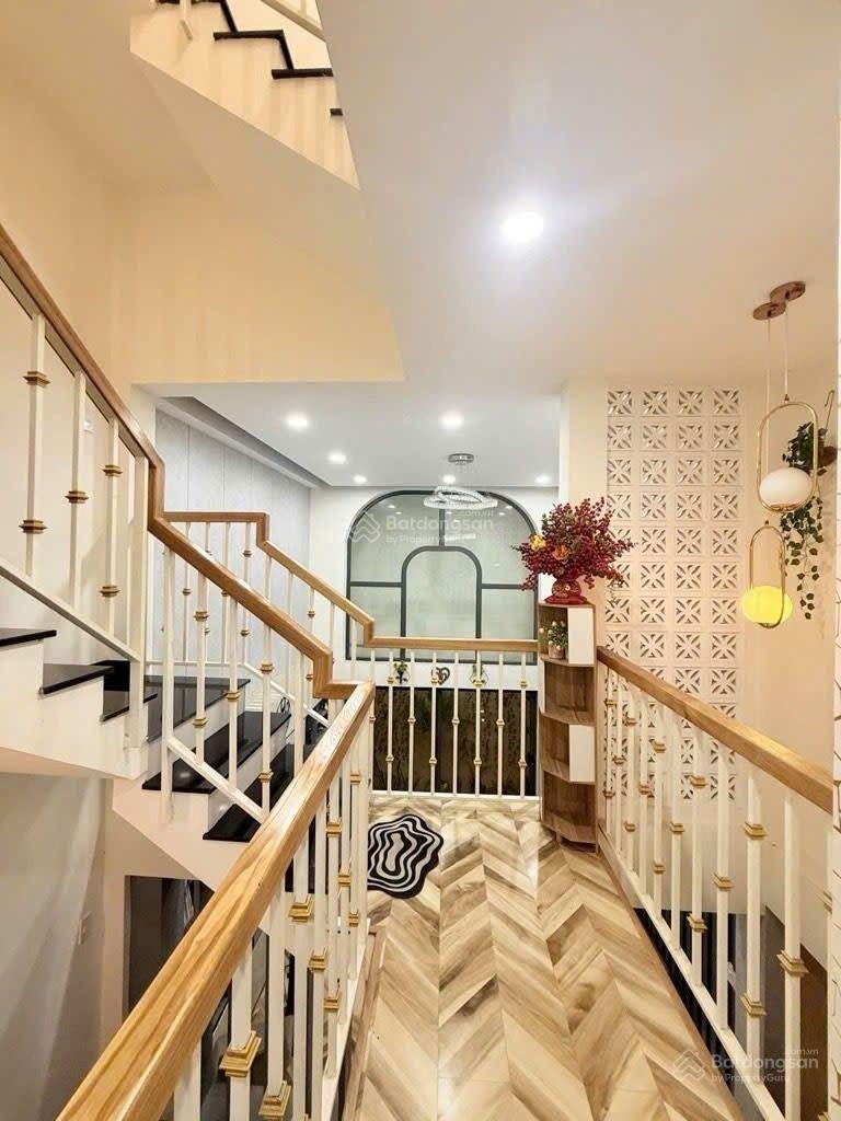 Nhỉnh Nhà 5 tầng đẹp xe hơi ngủ trong nhà 5Pn tiện ích xung quanh không thiếu gì