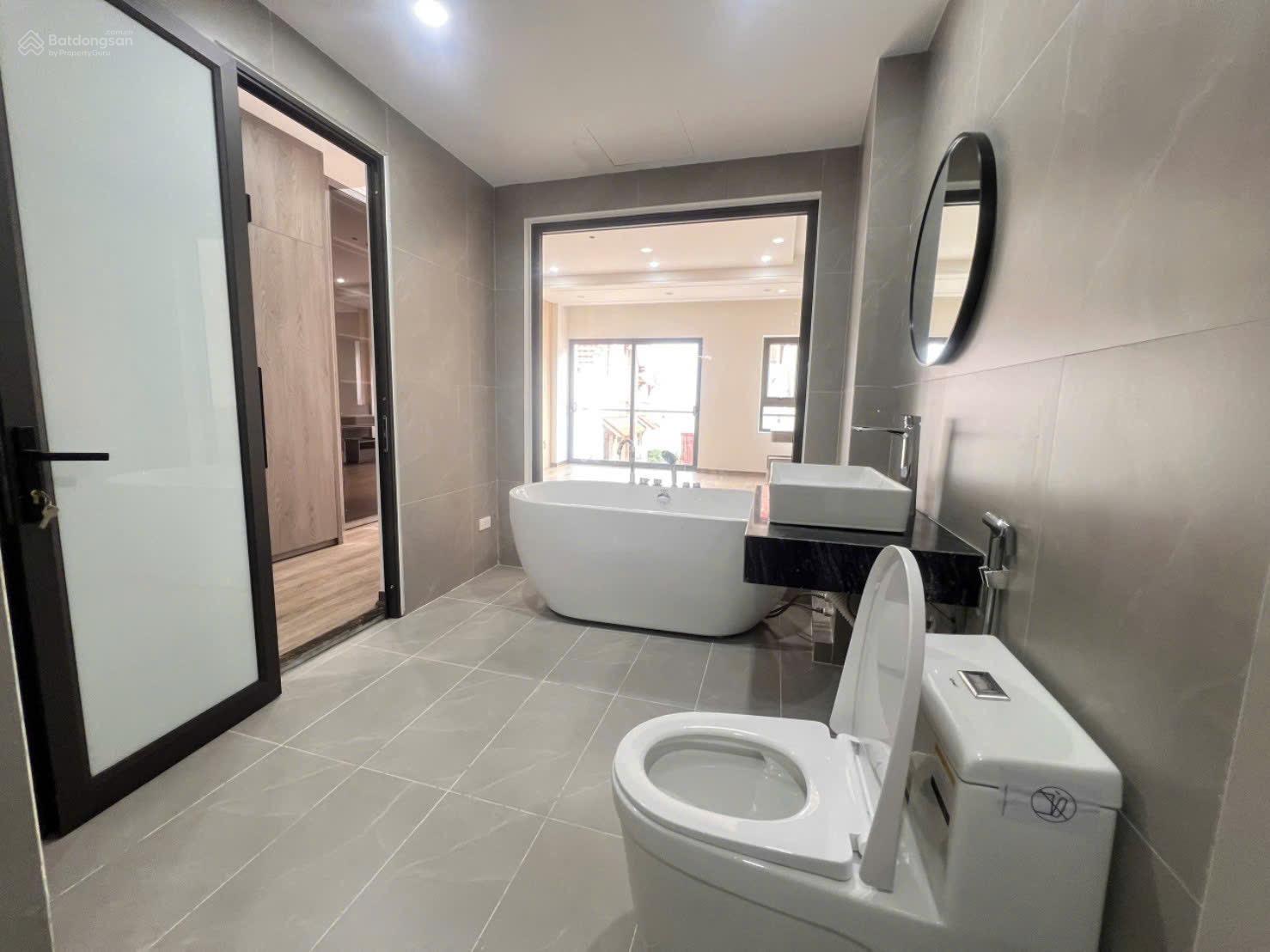 Chính chủ nhờ bán nhà 50m2 xây 6 tầng thang máy ngay hồ điều hòa long biên