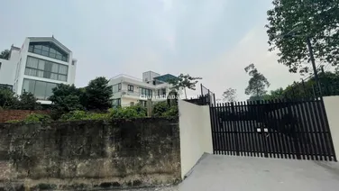 Biệt thự view sông Hồng, sân vườn, sân pick, 1700m2, chỉ 2000 usd.