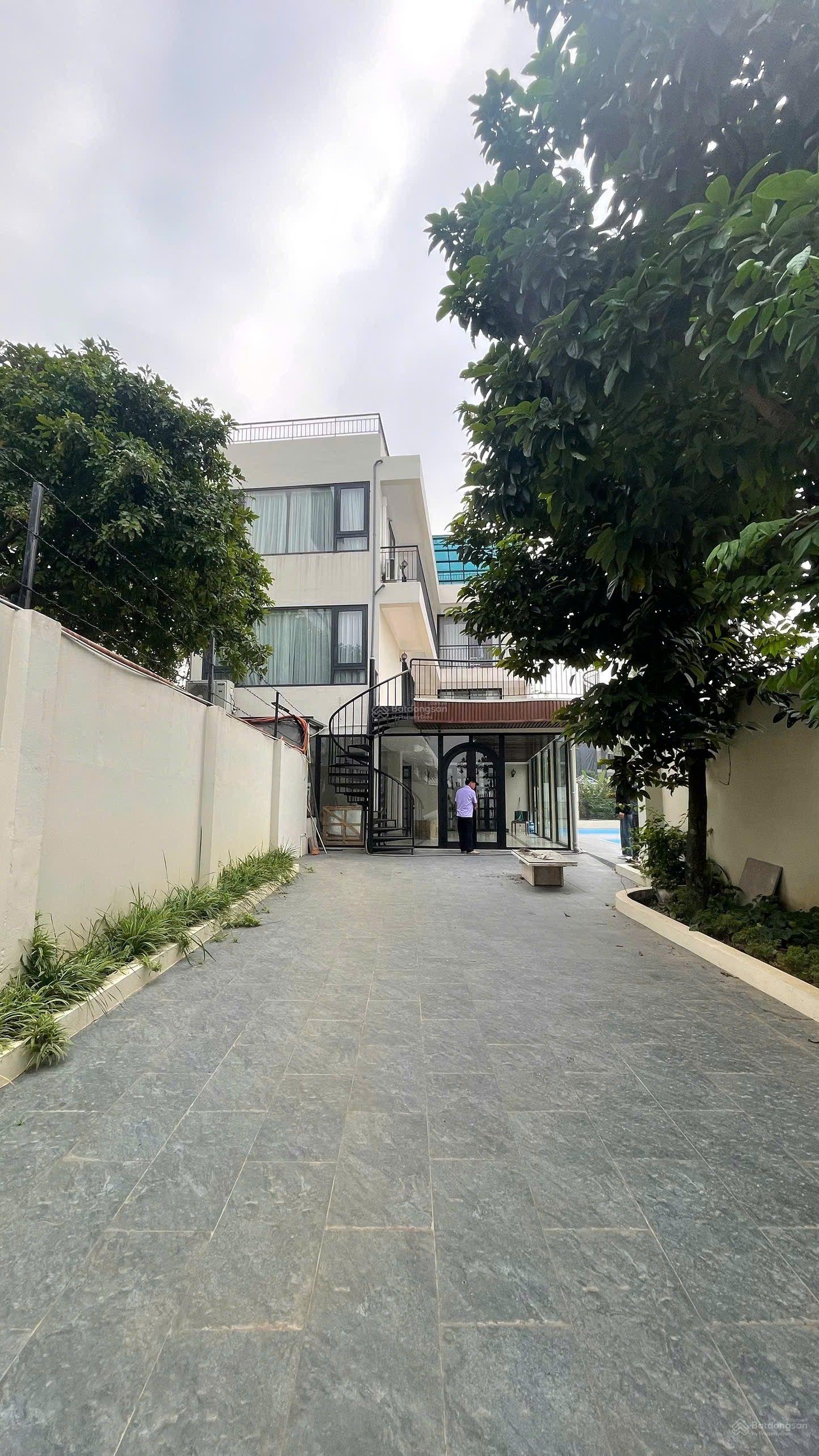 Biệt thự view sông Hồng, sân vườn, sân pick, 1700m2, chỉ 2000 usd.