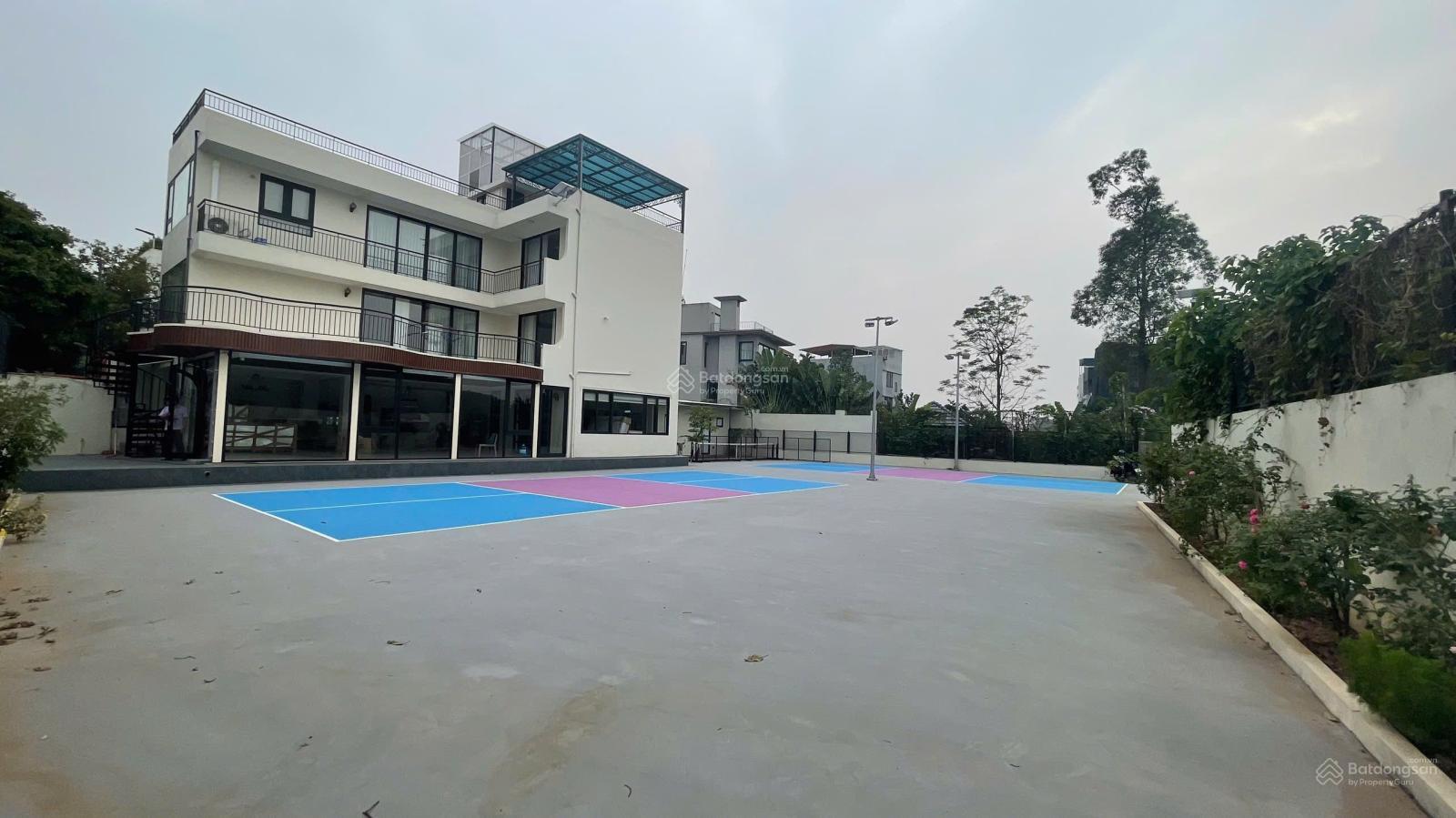 Biệt thự view sông Hồng, sân vườn, sân pick, 1700m2, chỉ 2000 usd.