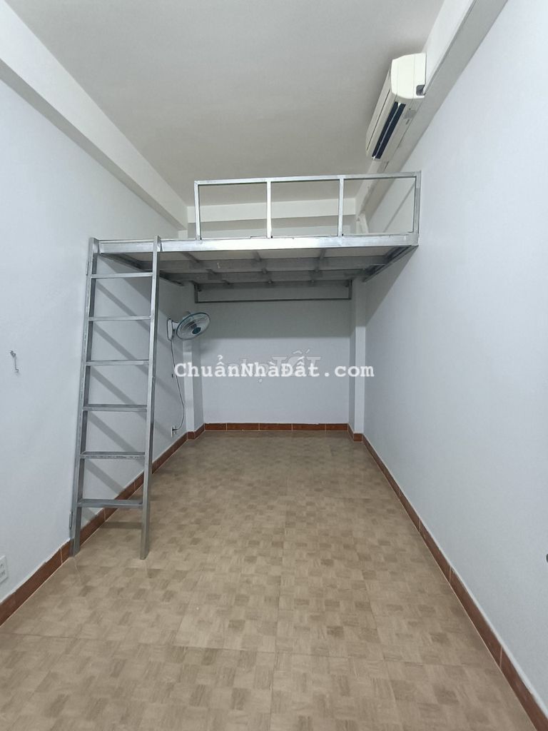 Phòng trọ máy lạnh + quạt (17m2+8m2 gác). Giá 4triệu/tháng (02 người).