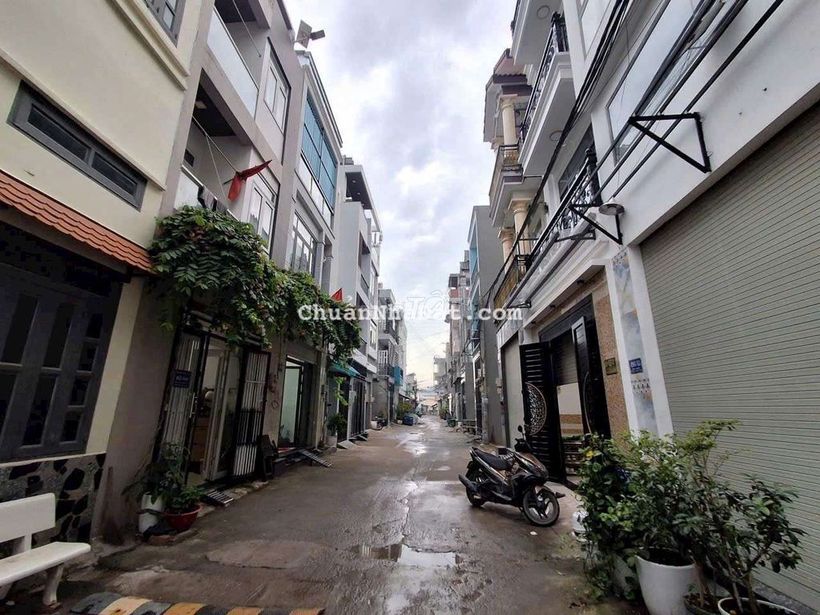 Bán nhà 3 tầng, 52m², hẻm xe hơi Lã Xuân Oai, Long Trường, Quận 9 .