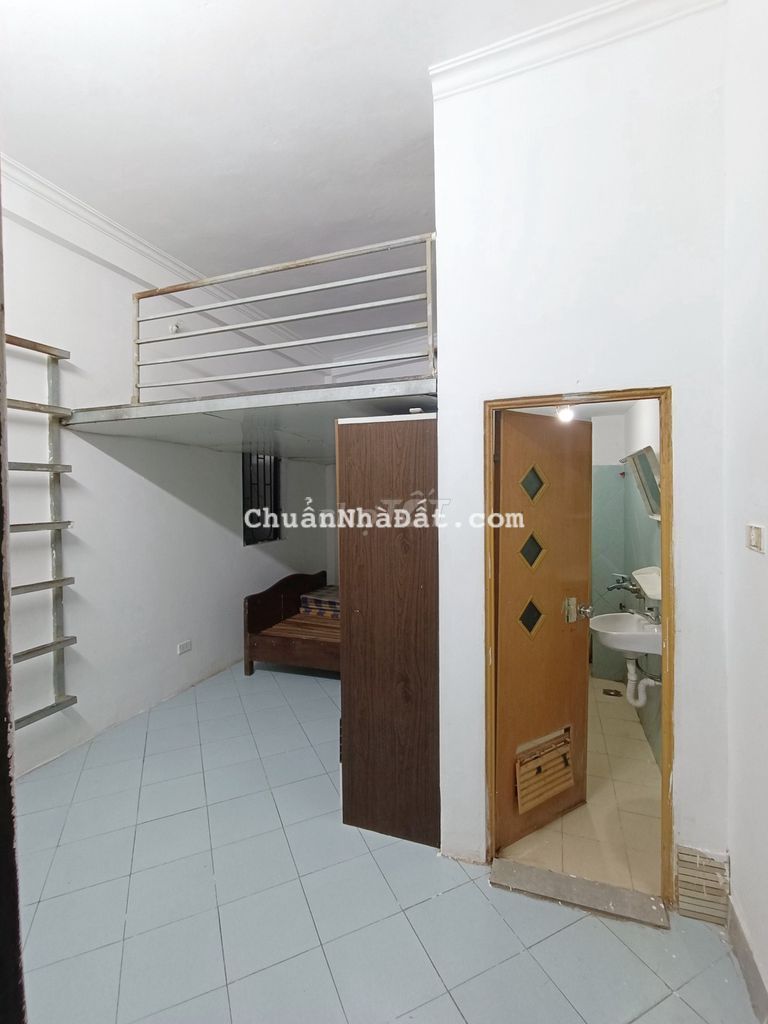 Phòng khu Chùa Láng _khép kín 18 m2 _ gác 7 m2_ 3.3 ttr