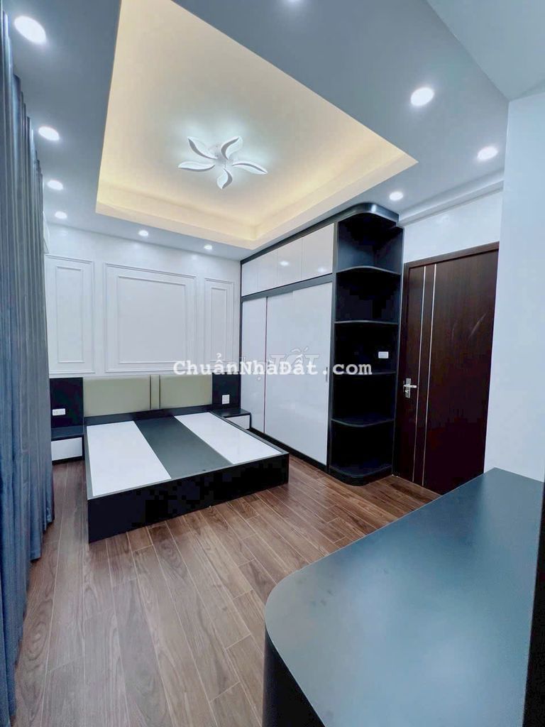 Bán căn chung cư tầng 10 toà 17 tầng ba phòng ngủ giá 7,7 ty