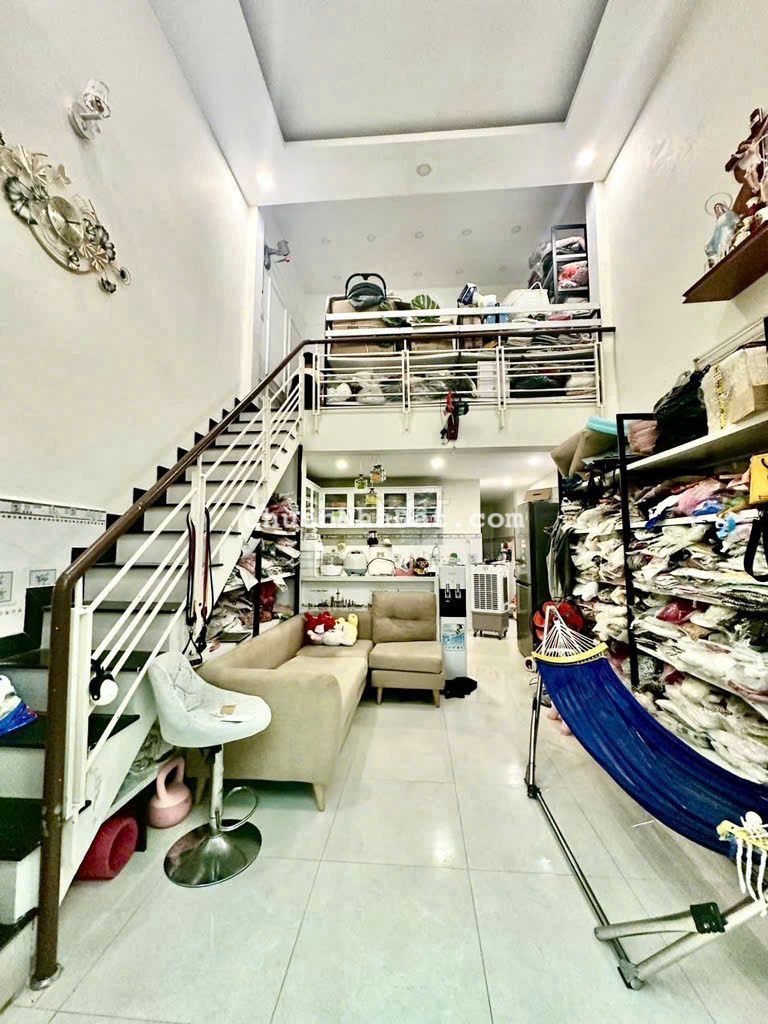 Bán đất tặng nhà 2 tầng 52m2 - Ngang đẹp 4m - ngay ĐH Hutech P.25