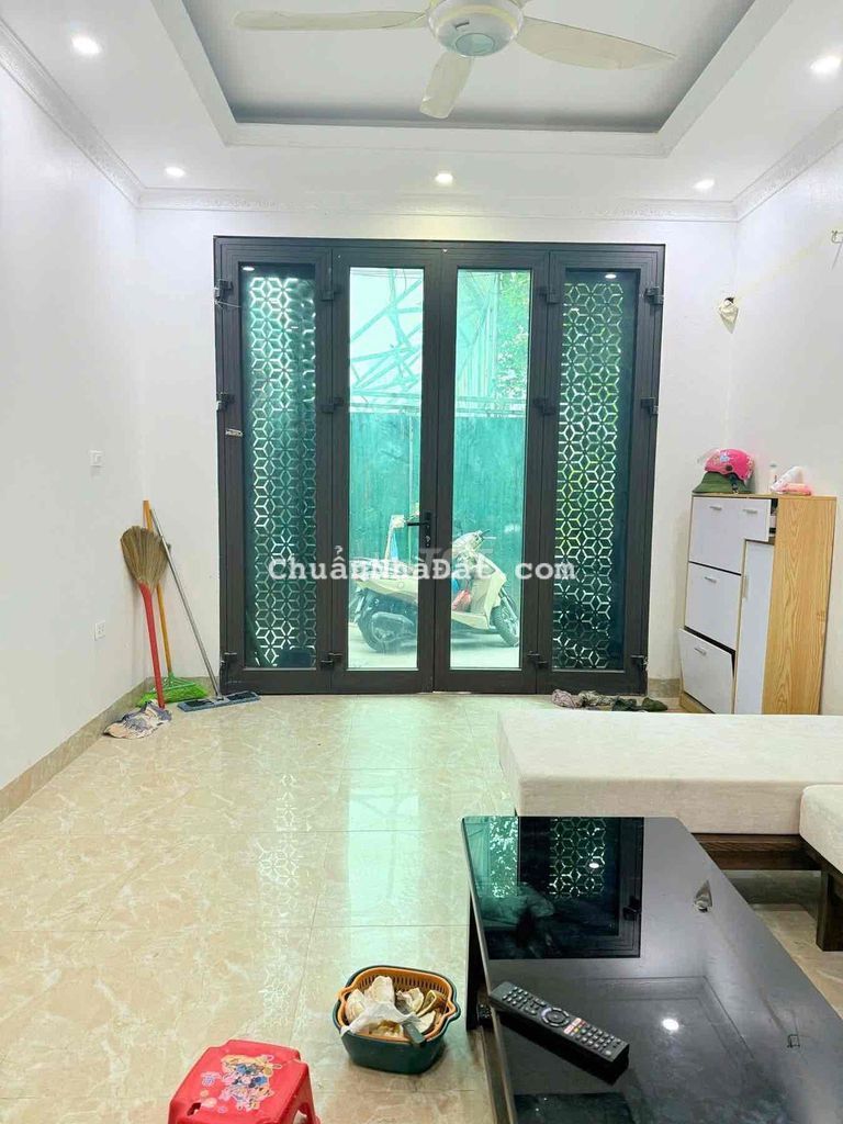 Hơn 3 tỷ có nhà 4 tầng đẹp Định Công Hạ-Oto đỗ cửa-Có thuế-45m*4T;4N