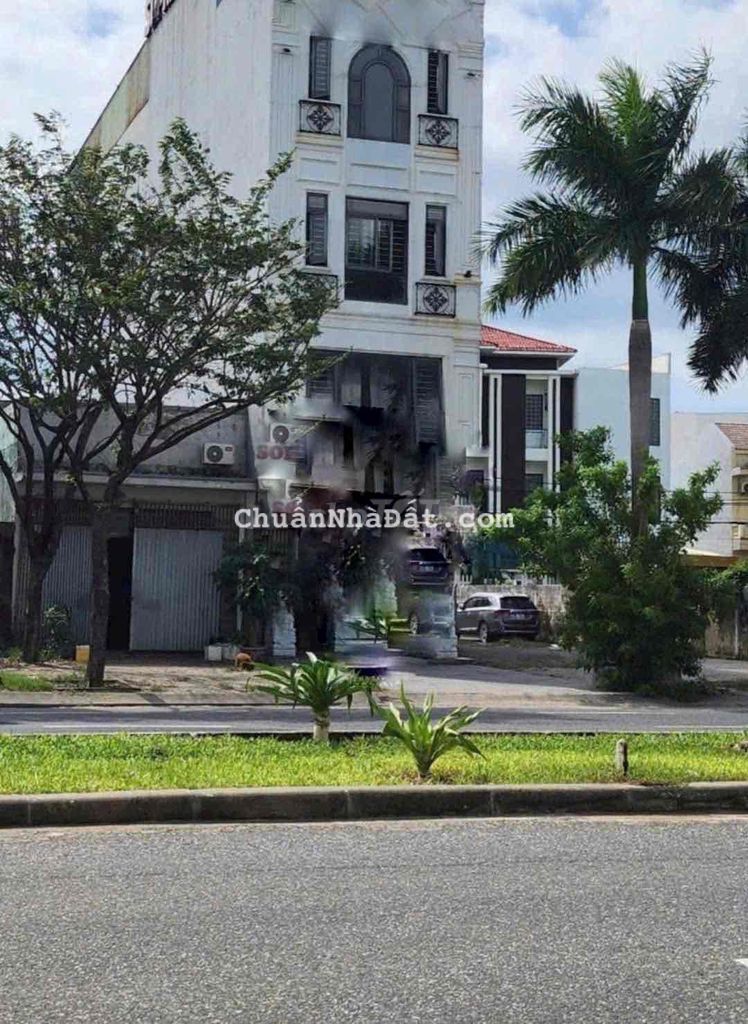 Bán nhà đẹp nội thất gỗ cao cấp 4 tầng, mặt tiền đường Ngô Quyền STra