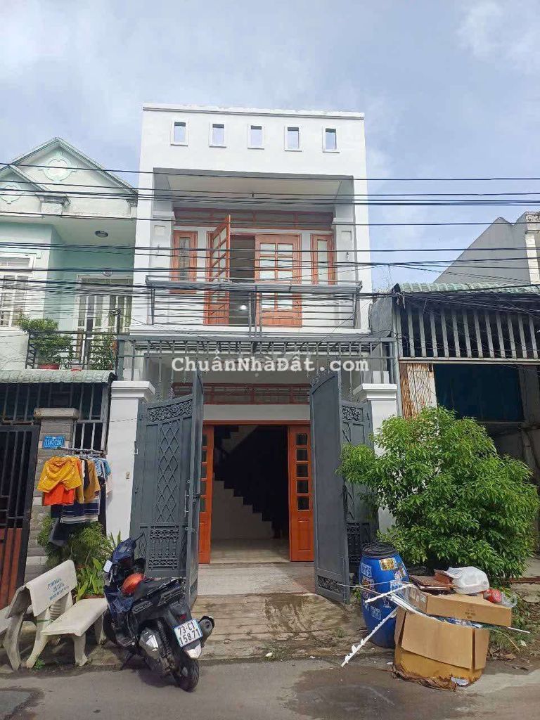 Nhà lầu đường 8m thông gần bến xe Tân Đông Hiệp giá 3 tỷ 650 triệu
