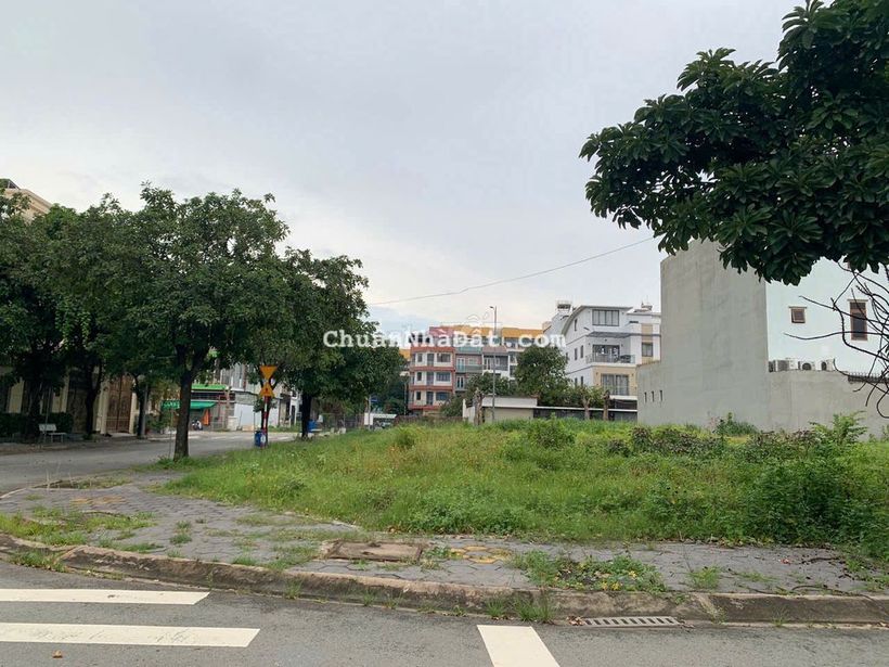 Bán gấp lô góc đất biệt thự The Seasons giá 10 tỷ. DT 10x20. Sổ sẵn