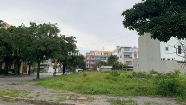 Bán gấp lô góc đất biệt thự The Seasons giá 10 tỷ. DT 10x20. Sổ sẵn