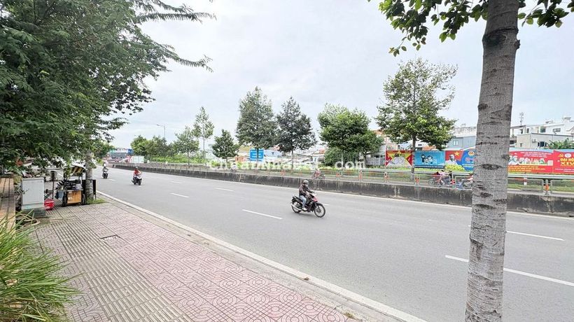 NGỘP NGÂN HÀNG BÁN GẤP LÔ ĐẤT HẺM 8M ĐƯỜNG PHẠM VĂN ĐỒNG,NGANG 4,7 TYY