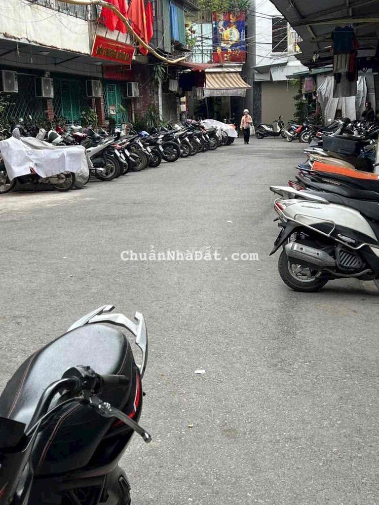 Bán nhà tập thể tầng 1 2 mặt ngõ sân riêng để xe