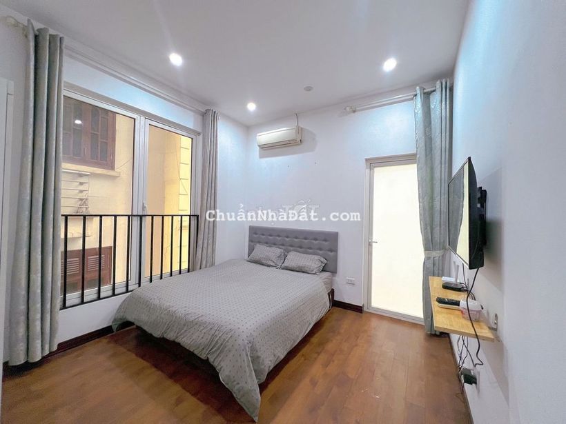 Cho thuê căn hộ 1 phòng ngủ với balcony, máy giặt riêng tại 228 Âu Cơ