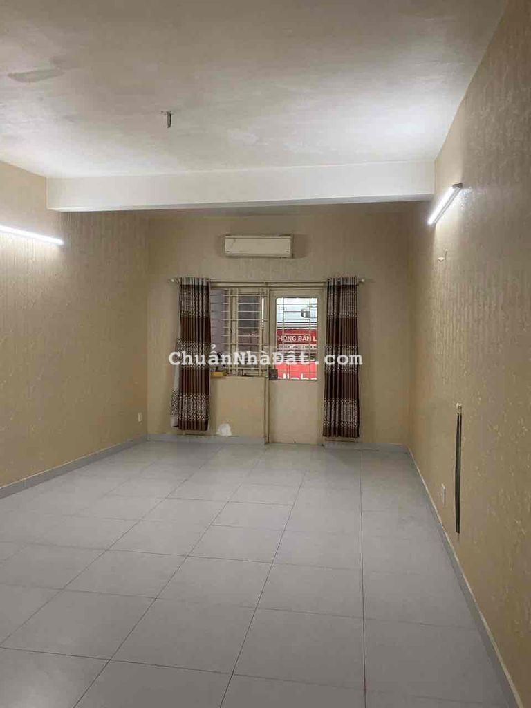 phòng 50m2 rộng sạch sẽ,có ban công,Có WC riêng.