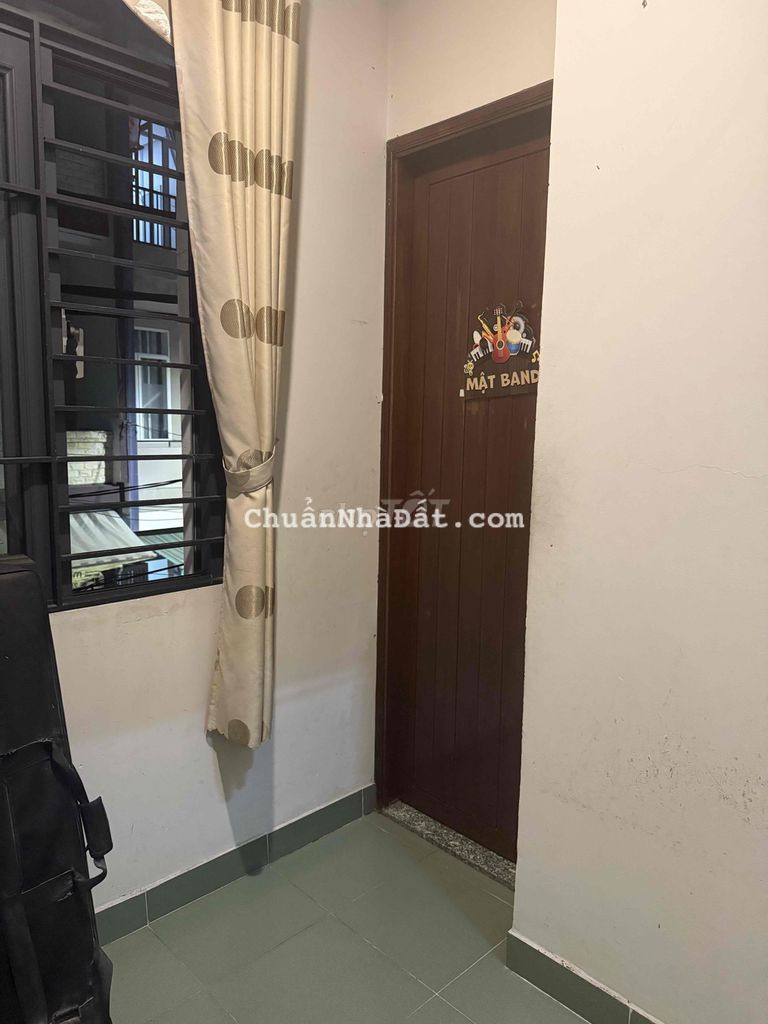 Phòng trống trong nhà nguyên căn trung tâm thành phố