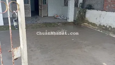 Nhà cấp 4 ở được ngay, sân rộng, còn đất phía sau –khu dân cư yên tĩnh