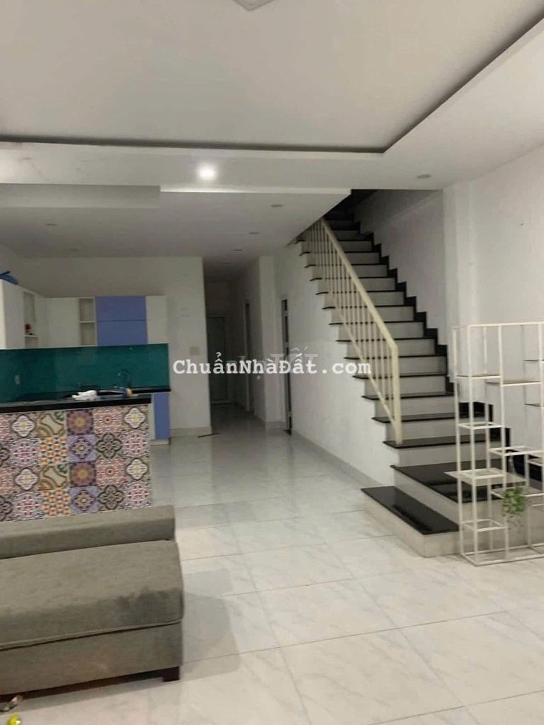 Nhà 2 tầng MT kề CHUNG CƯ HÒA XUÂN - 3 PHÒNG NGỦ - NỘI THẤT CƠ BẢN