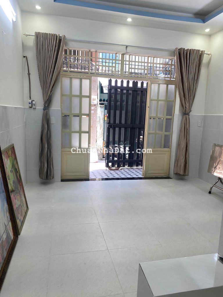 Nhà đẹp mớiở ngay. DT 4 x 11m 1 lầu có 3 phòng ngủ