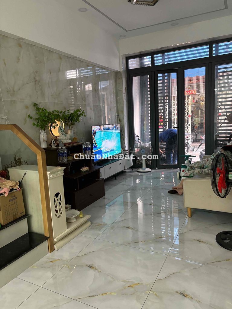 Dư phòng ban công trong nhà nguyên căn khu đông đúc Hậu Giang.