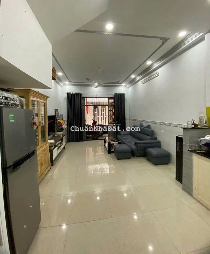 Nhà rộng hẻm thông, gần mặt tiền Phạm Văn Bạch.