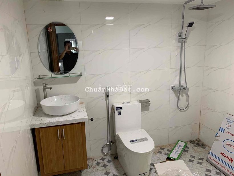 Cho thuê phòng full nội thất, rộng rãi , có ban công . Gần ĐH Fpt