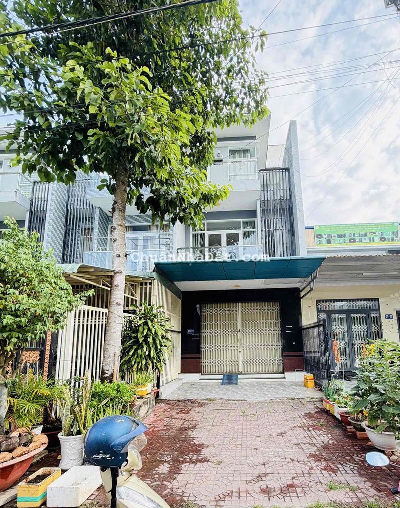 Nhà 2 lầu 4 phòng 300m2 KDC 586