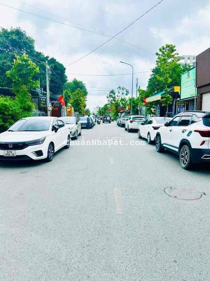 Bán nhà mặt tiền kinh doanh gần vòng xoay HT3 TDM