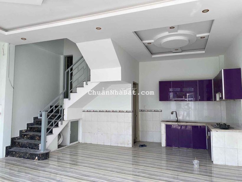 Nhà nguyên căn 2 tầng  3wc sân rộng P.Long Trường