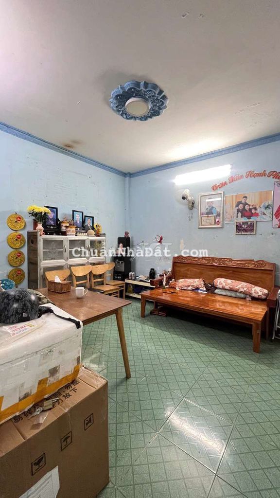 Nhà đang sơn mới, Nguyên căn 1/, 1 lầu. 2pn, 2wc. Sát siêu thị metro