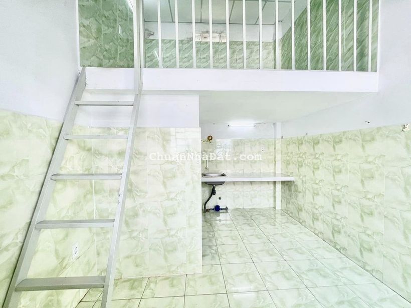 Gác cao, view ban công thoáng mát cách Học viện Bưu chính chỉ 750m