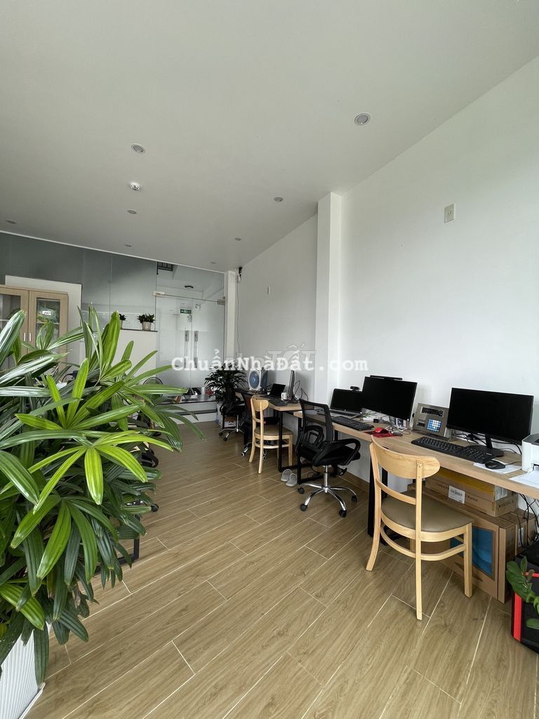 Văn phòng full nội thất 2 mặt tiền đường lớn, vị trí trung tâm.