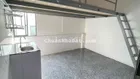 Phòng rộng rãi có gác cao và cửa sổ