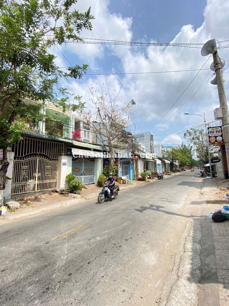 Nhà 3 phòng ngủ – 2 máy lạnh – Mặt tiền Nguyễn Việt Dũng