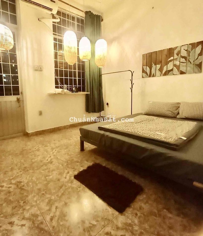 phòng trọ có ban công riêng lộng gió.