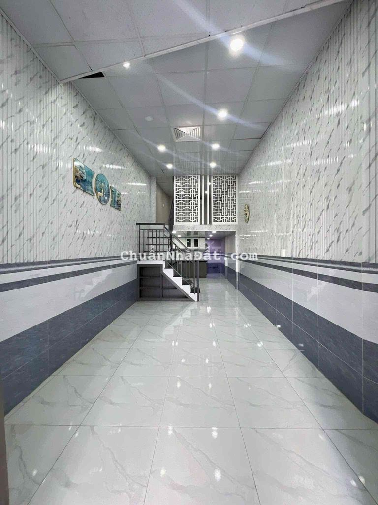 Cho thuê nhà nguyên căn đường nhựa 20m, Quận 7, dt 3,2m x 16m.
