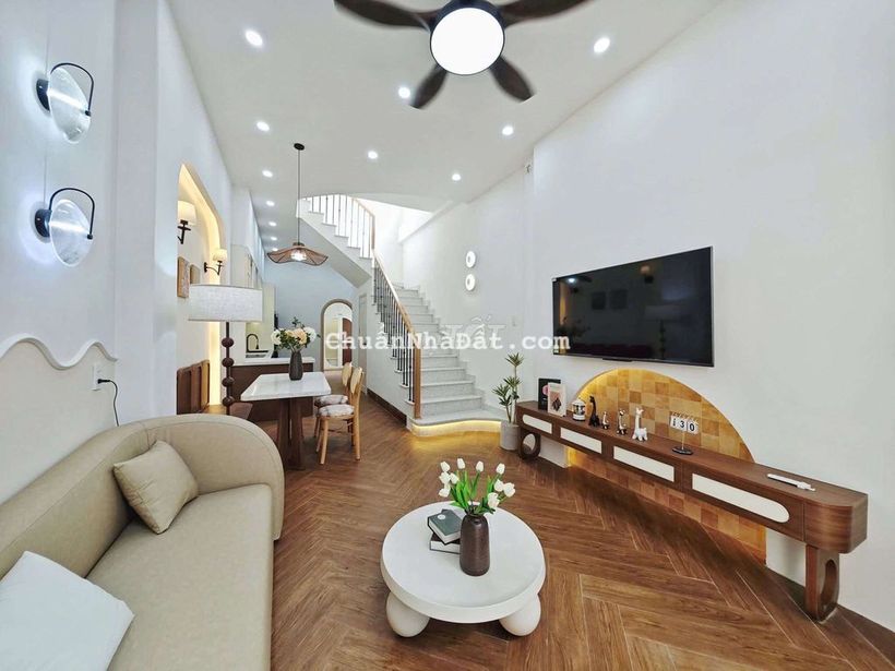 Nhà gần biển 2 mặt kiệt, đi 40m ra đường có bãi đậu ô tô miễn phí 24/7