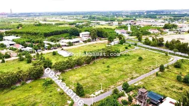 Bán gấp lô đất cách sân bay chỉ 1,5 km, SHR, thổ cư, giá 2ty4