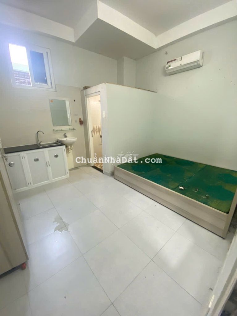 Phòng cho thuê giá rẻ gần VLU, IUH có giường nệm máy lạnh có thang máy