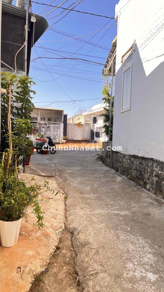 Nhà Nguyên Căn cách mặt đường Đinh Tiên Hoàng 150m