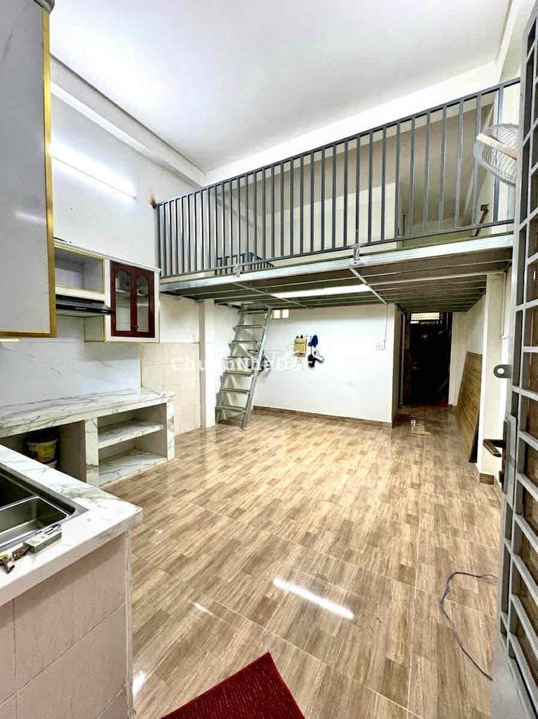 Nhà nhỏ Lạc Long Quân gần đầm sen