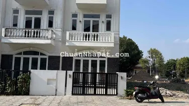 Bán nhà 3 tầng khu biệt thự Chánh Mỹ, Bình Dương. dt 5x23m. Giá 5.4ty