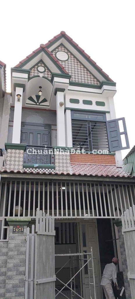 Nhà lầu đường xe hơi gần ngã ba cây điệp