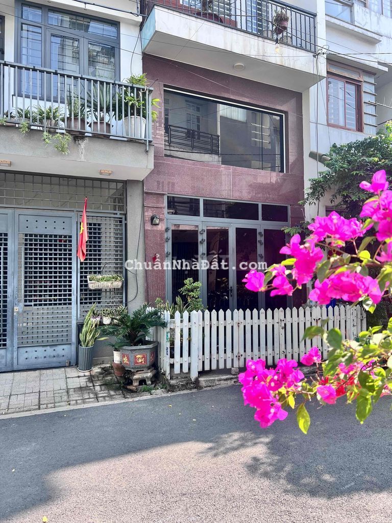 NHÀ    GIÁP GÒ VẤP.  4 Lầu. Giá : 6.4 Tỷ