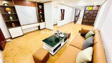 Cần bán TT Nguyễn Chí Thanh,70m oto đỗ chân cầu thang nhà đẹp ở ngay