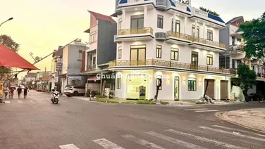 Nhà phố 2 mặt tiền kdc gần vòng xoay An Phú Thuận An. Tặng nội thất
