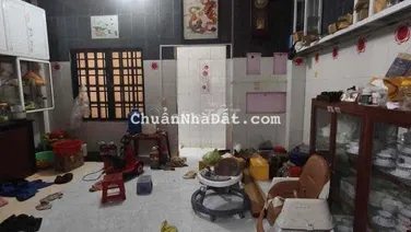 Nhà lầu bên cạnh có sân rộng để xe hơi