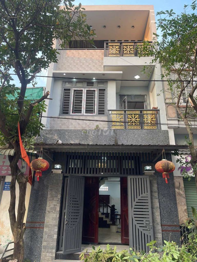 Nhà 2 lầu gần đường Ống Nước giá 10 triệu